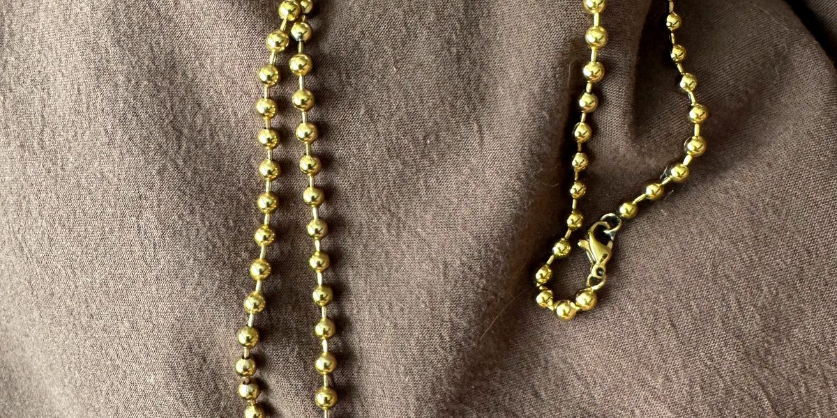 Drop necklace on linen